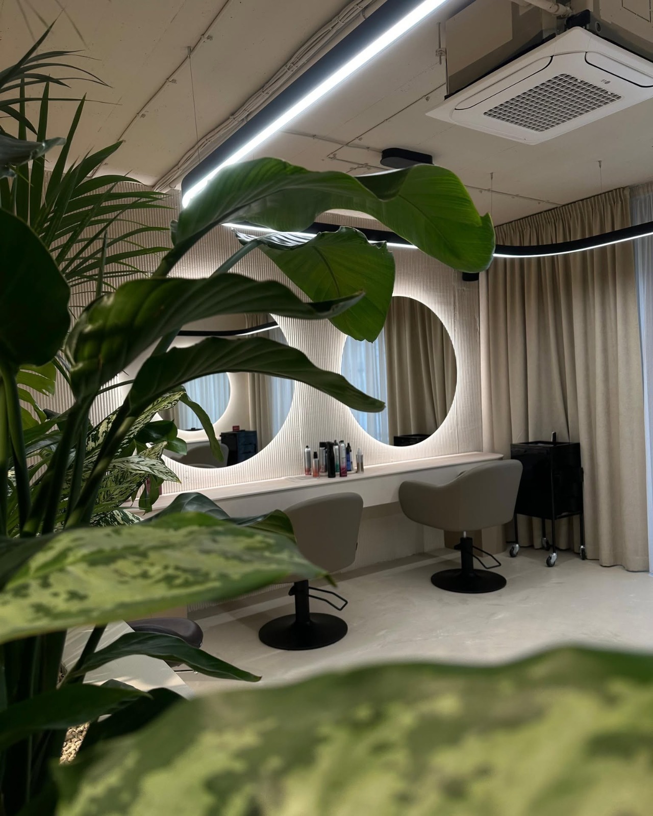 Stylingové stanice so zrkadlami v salóne DNA Beauty