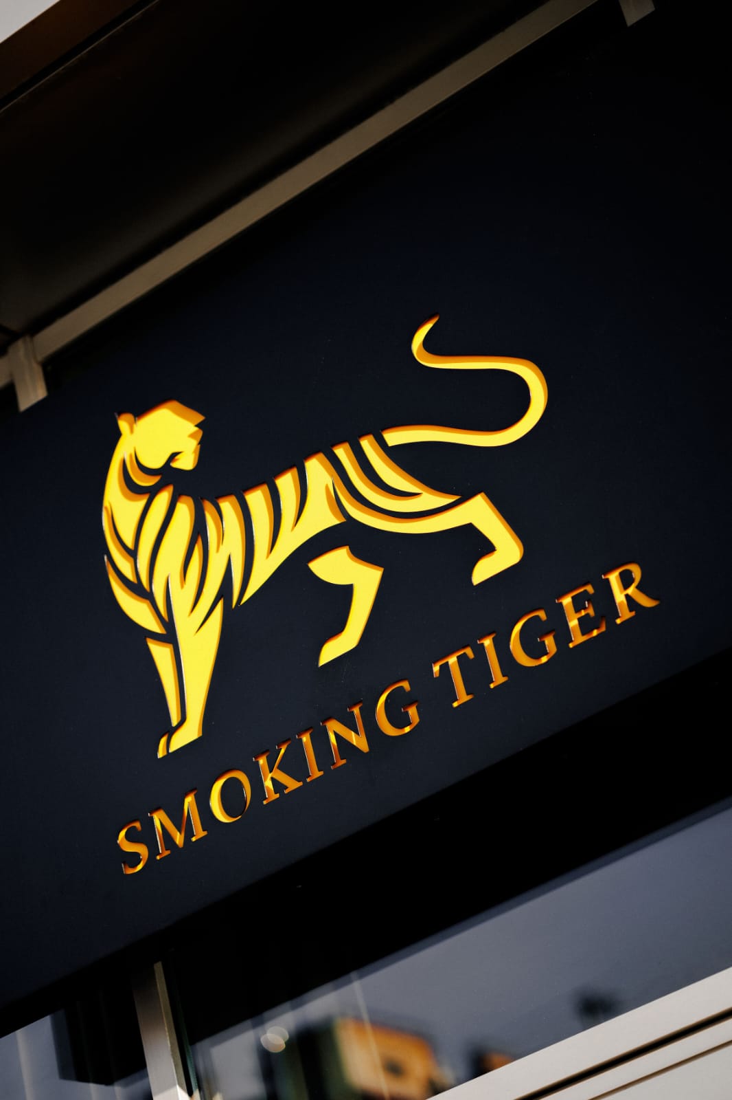 Osvetlené logo Smoking Tiger v Kaviarni CBC II