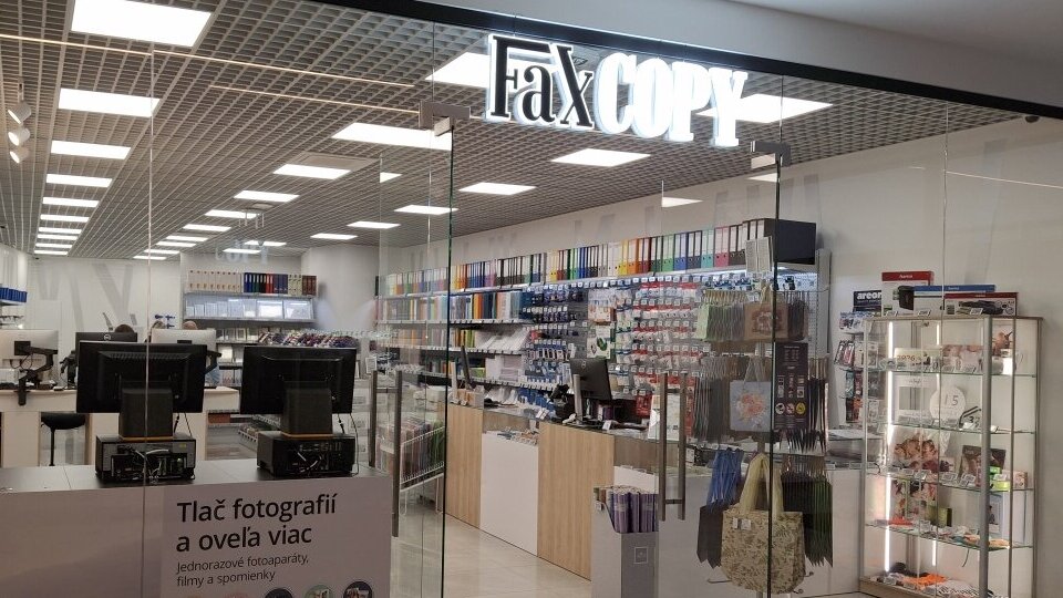 FaxCopy Malacky — pokladňa a regály s farebnými filtrami