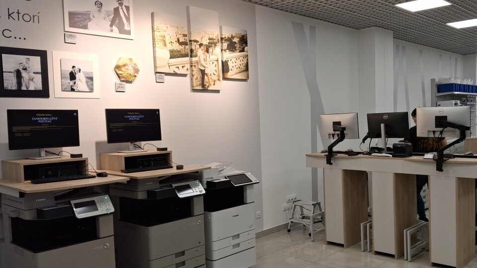 FaxCopy Malacky — interiér predajne s regálmi a priechodnou pokladňou